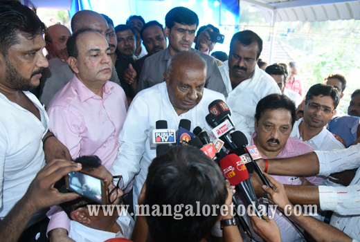 National President of JD(S) and former prime minister H D Deve Gowda has on January 21, Sunday  visited the residences of Deepak Rao of Katipalla and Abdul Basheer of Akashbhavan